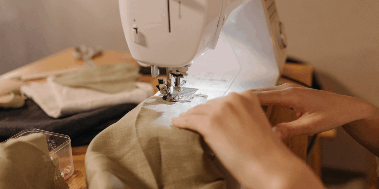 machine à coudre avec un tissu marron