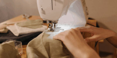 machine à coudre avec un tissu marron