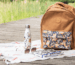 sac à dos marron avec une pochette à fleur sur un ponton