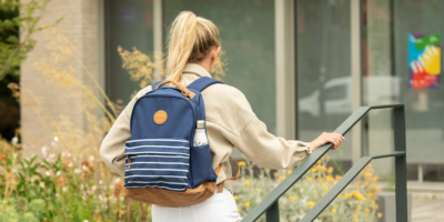 sac à dos bleu avec pochette marinière dans la rue